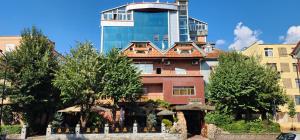 Hotel Bar Restaurant America - 4hvězdičkové hotely ve městě Kukës