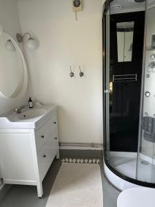 Stuga nära sjö och skog