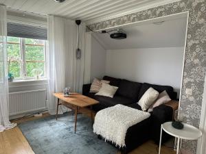 Stuga nära sjö och skog