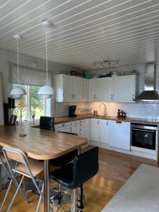 Stuga nära sjö och skog