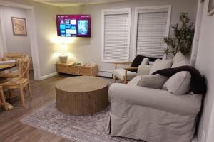 The Crab Shack - Coastal Charm Near Hampton Beach