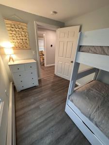 The Crab Shack - Coastal Charm Near Hampton Beach