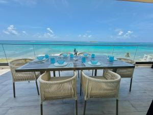 Penthouse con jacuzzi privado, balcón y vista al mar