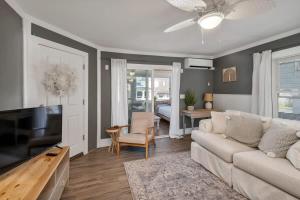 The Whale Spout - King bed and close to the Beach