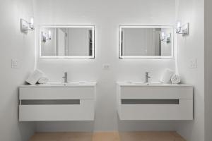 BRAND NEW LUXURY CONDO Beach, Pool, Rain Forest & PGA Golf