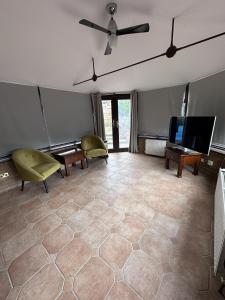 Ashsons Cosy Studio Apartment Free Parking For Car or Small Van Only