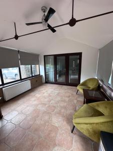 Ashsons Cosy Studio Apartment Free Parking For Car or Small Van Only