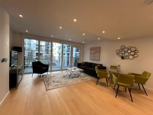 Fabulous one bedroom flat with balcony and lounge