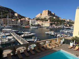 appartement climatisé vue panoramique sur port Bonifacio - 3hvězdičkové hotely ve městě Bonifacio