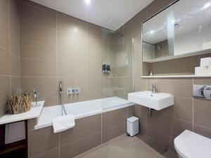 Spacious Stylish Flat with Balcony Pass The Keys