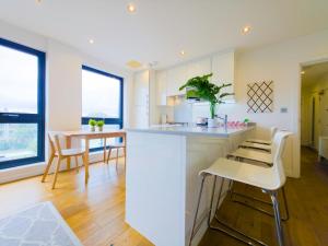 Spacious Stylish Flat with Balcony Pass The Keys