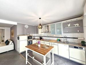 Well-Appointed 2BR flat with terrace&parking-HOL127