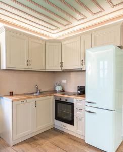 MAKRIS Papigo Luxury suites