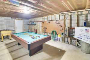 Family Home with Game Room! 1 Mi to Dale Hollow Lake