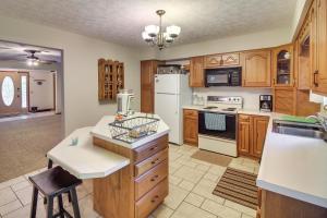 Family Home with Game Room! 1 Mi to Dale Hollow Lake