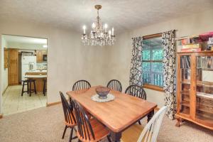 Family Home with Game Room! 1 Mi to Dale Hollow Lake