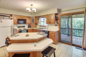 Family Home with Game Room! 1 Mi to Dale Hollow Lake