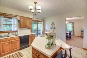 Family Home with Game Room! 1 Mi to Dale Hollow Lake