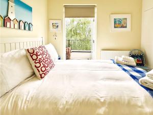 Southwold Surf by The Suffolk Cottage Collection