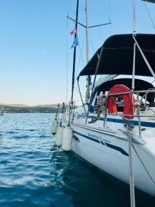 Segeln in Griechenland inklusive Skipper und Tourguide auf einer Bavaria 46 Cruiser 4 Kabinen für 7 Nächte im Ionischen Meer mit maximal 6 Personen PREIS GILT FÜR DIE GANZE YACHT UNABHÄNGIG VON DER PERSONENZAHL An- und Abreise SAMSTAG