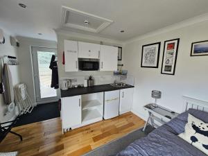 Modern immaculate studio with AC & parking, outside the CAZ