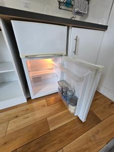 Modern immaculate studio with AC & parking, outside the CAZ