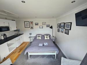 Modern immaculate studio with AC & parking, outside the CAZ