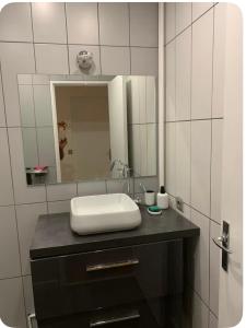 Sejours chez l'habitant Chambre Cosy proche Paris Dysneyland : Chambre Double - Vue sur Jardin