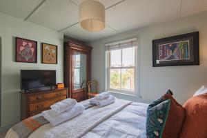 Wisteria Cottage by Keepers Cottages