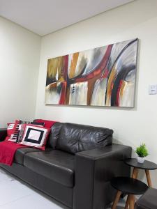 Ap 3 quartos, novíssimo, confortável,frente para Avenida principal