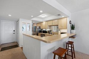 512 - Oceanfront top floor corner 2 bedroom