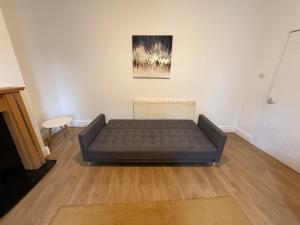 Central 3BR Home - Huddersfield Serviced Accomodation - Walk to Station & Town - Business Travellers - Families - Students