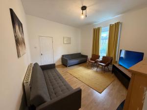 Central 3BR Home - Huddersfield Serviced Accomodation - Walk to Station & Town - Business Travellers - Families - Students