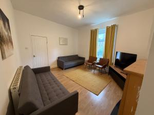 Central 3BR Home - Huddersfield Serviced Accomodation - Walk to Station & Town - Business Travellers - Families - Students