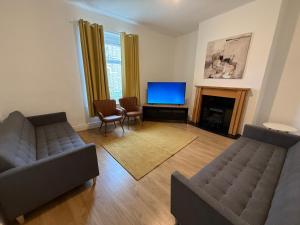 Central 3BR Home - Huddersfield Serviced Accomodation - Walk to Station & Town - Business Travellers - Families - Students