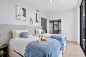 Top-floor 3BR Stay with skyline views