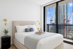 Top-floor 3BR Stay with skyline views