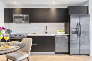 Top-floor 3BR Stay with skyline views