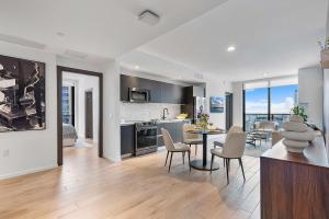 Top-floor 3BR Stay with skyline views