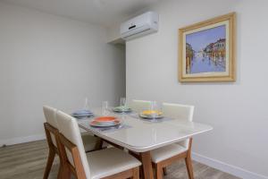 STH52 - Quadra Mar, 4 Dorm, Centro, Climatizado