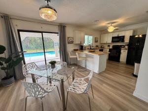 Charming Cozy Heated Pool House in Port Charlotte