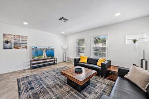 Modern 2BR Den Northwood Home