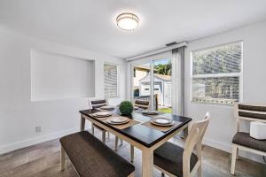 Modern 2BR Den Northwood Home