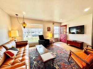 Retro Refuge On Woodstock Dr