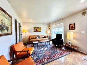 Retro Refuge On Woodstock Dr