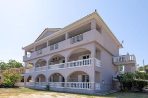 Palm Studios, 350m from Agios Sostis Beach, by ZanteWize