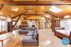 Bergerie Loft Apartment with Panoramic Lake