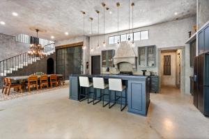 Casa Halo - Mansion, Nightclub, Pool, Sonos, Gated, Staff