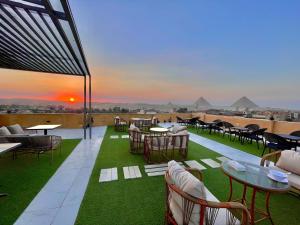Palm Pyramid View Inn