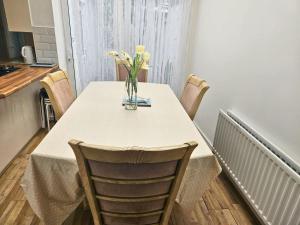 Spacious 5-Bed Home in Vibrant Easton - Sleeps 11- Ideal for contractors and work stays